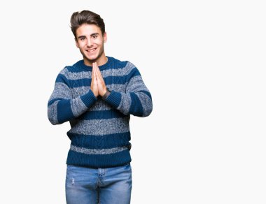 Yakışıklı delikanlı yalvarıyor ve umut ifade yüzünde çok duygusal ve endişe ile birlikte elleriyle dua izole arka plan üzerinde. Bağışlanmak. Din kavramı.