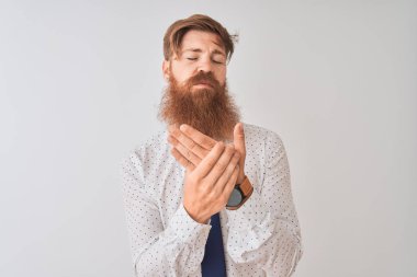 Genç kızıl saçlı İrlandalı işadamı izole beyaz arka plan üzerinde duran ellerde ve parmaklarda ağrı acı, artrit iltihabı