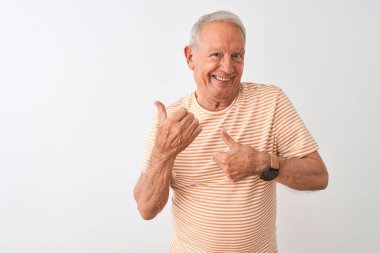 Üst düzey gri saçlı adam çizgili t-shirt izole beyaz arka plan üzerinde duran giyen el ve başparmak yukarı arka işaret, kendinden emin gülümseyerek