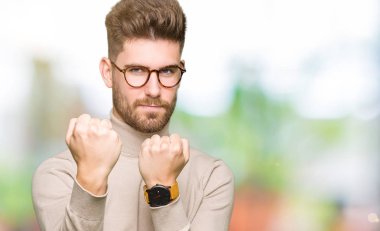 Genç yakışıklı iş adam gözlük yumruk savunma hareketi, kızgın ve üzgün yüz, sorunu korkuyor ile savaşmaya hazır