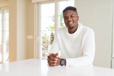 Gülümseyen yüzünde kocaman bir gülümseme ile neşeli Afrika yakışıklı genç