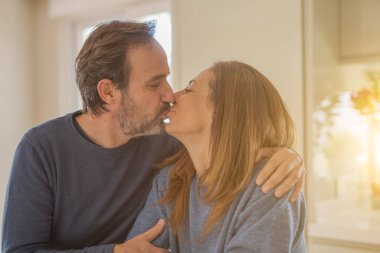 Evde aşık öpüşme romantik orta yaş kaç