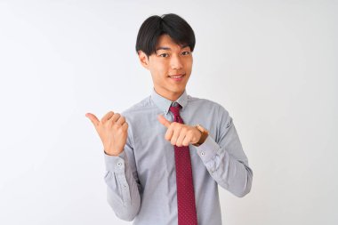 Izole beyaz arka plan üzerinde duran zarif kravat giyen Çinli işadamı el ve başparmak yukarı arka işaret, kendinden emin gülümseyerek