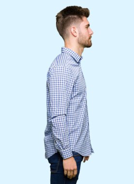 Genç yakışıklı bussines adam tarafa bakan sakin ol kendine güvenen gülümseme ile doğal yüz pozuyla profili.