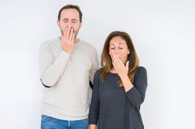 Güzel orta yaş kaç aşk izole arka plan üzerinde içinde el ile ağız kapsayan yorgun esneme sıkılmış. Restless ve uyku hali.