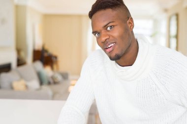 Gülümseyen yüzünde kocaman bir gülümseme ile neşeli Afrika yakışıklı genç