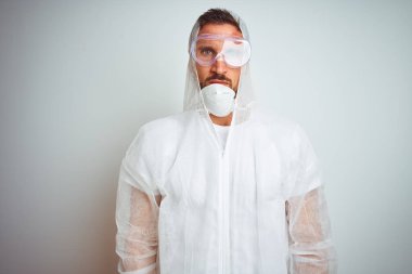 Yüzünde ciddi bir ifade ile izole arka plan üzerinde profesyonel işçi ekipman koruma giyen ressam adam. Kameraya basit ve doğal bir bakış.