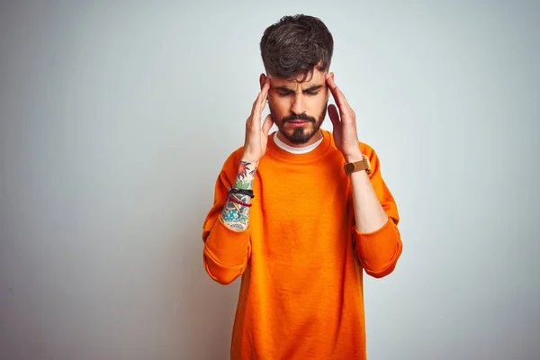 Hombre Joven Con Tatuaje Usando Suéter Naranja Pie Sobre Fondo — Foto de Stock