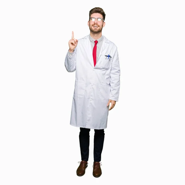 Junger Gutaussehender Wissenschaftler Mit Brille Der Mit Erhobenem Zeigefinger Auf — Stockfoto