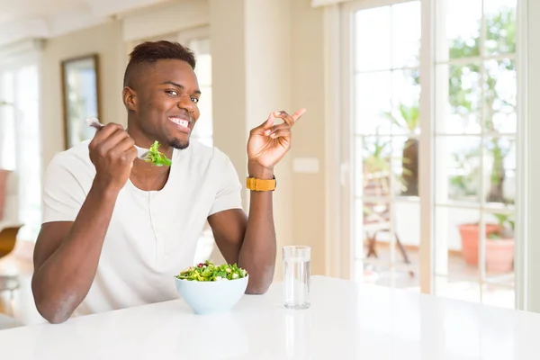 Afričan Americký Muž Požívajíje Čerstvého Zdravého Salátu Velmi Šťastného Ukazující — Stock fotografie