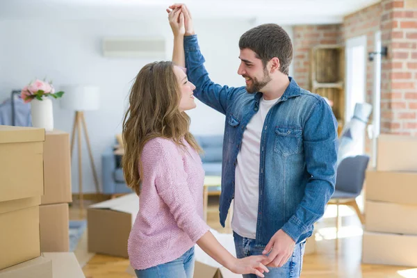 Casal Jovem Dançando Comemorando Mudança Para Novo Apartamento Torno Caixas — Fotografia de Stock