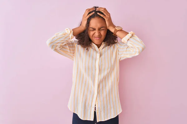 Jeune Femme Brésilienne Portant Chemise Rayée Debout Sur Fond Rose — Photo