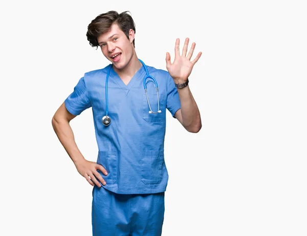 Mladý Lékař Který Nosí Izolované Pozadí Lékařskou Uniformu Říká Ahoj — Stock fotografie