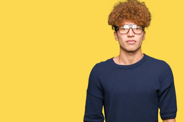 Jonge Knappe Man Met Afro Bril Met Ernstige Uitdrukking Het — Stockfoto