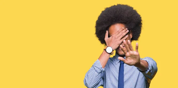 Joven Hombre Negocios Afroamericano Con Cabello Afro Con Gafas Cubriendo — Foto de Stock