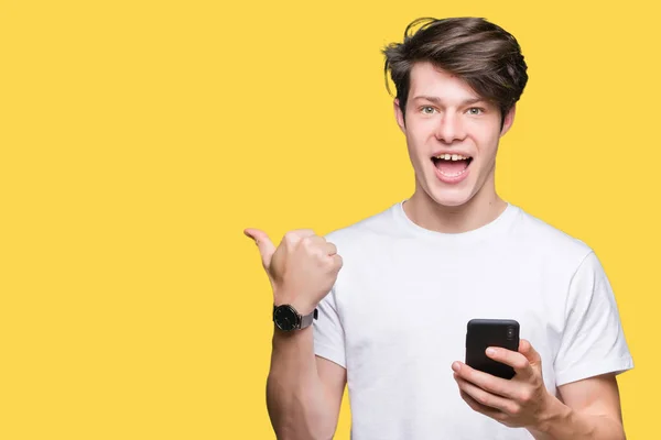 Mladý Muž Pomocí Smartphone Přes Izolované Pozadí Ukazuje Ukazuje Palcem — Stock fotografie