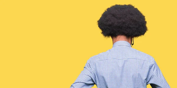 めがねをかけての体に腕を離れて見て後方に立っているアフロの髪の若いアフリカ系アメリカ人ビジネス男 — ストック写真