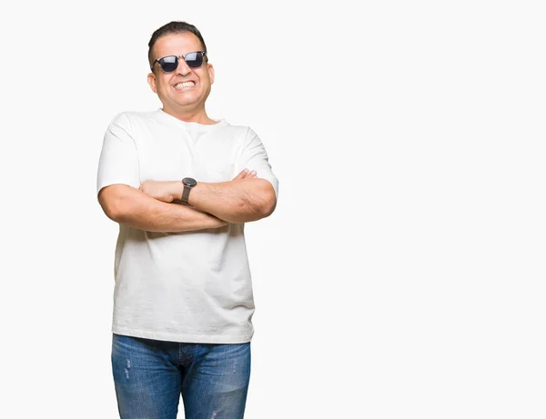 Medelåldern Arabiska Mannen Wearig Vit Shirt Och Solglasögon Över Isolerade — Stockfoto