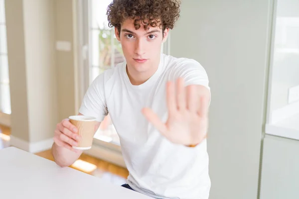 Νέος Άνθρωπος Πίνει Πάρει Μακριά Φλιτζάνι Καφέ Στο Σπίτι Ανοιχτό — Φωτογραφία Αρχείου
