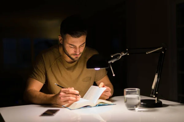 Joven Hombre Guapo Estudiando Casa Leyendo Libro Por Noche — Foto de Stock