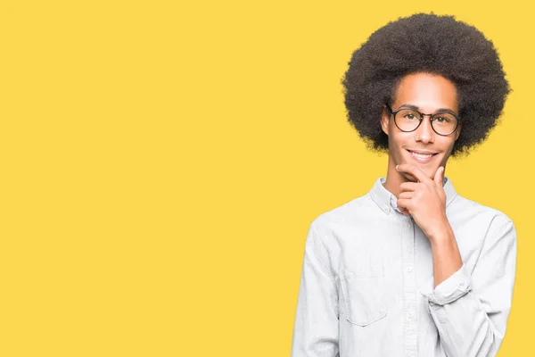 Unga Afroamerikanska Man Med Afro Hår Glasögon Ser Självsäker Kameran — Stockfoto