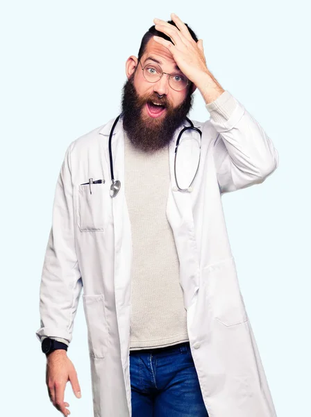 Νεαρό Ξανθιά Γιατρός Άντρας Γένια Φορώντας Ιατρική Παλτό Έκπληκτος Χέρι — Φωτογραφία Αρχείου