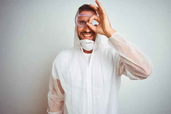 Malarz Człowiek Noszenie Profesjonalnego Sprzętu Pracownika Ochrony Białym Tle Robi — Zdjęcie stockowe
