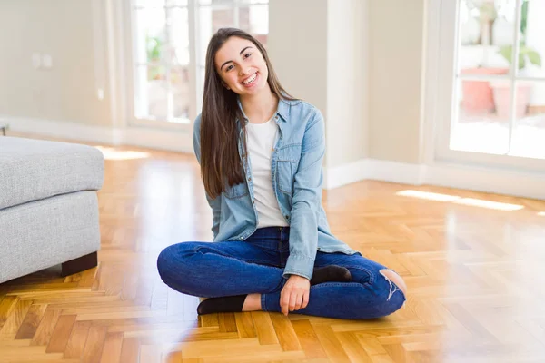 Hermosa joven morena sonriendo alegre mirando la c —  Fotos de Stock