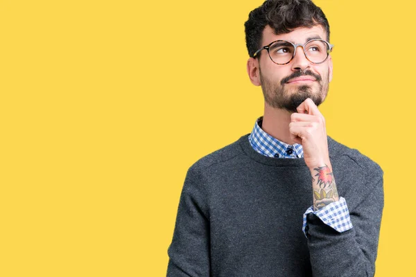 Joven Hombre Inteligente Guapo Con Gafas Sobre Fondo Aislado Con — Foto de Stock