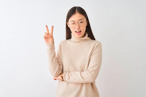Молодая Китаянка Свитере Водолазке Очках Изолированном Белом Фоне Улыбается Счастливым — стоковое фото