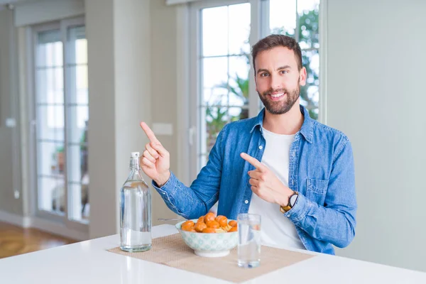 Hombre Guapo Comiendo Pasta Con Albóndigas Salsa Tomate Casa Sonriendo — Foto de Stock