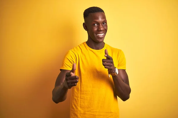Genç Afro Amerikan Adam Rahat Shirt Izole Sarı Arka Plan — Stok fotoğraf