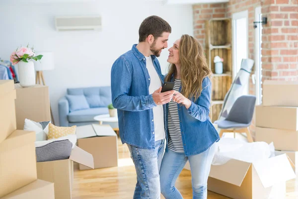 Junges Paar Zieht Mit Smartphone Kartons Ein Neues Haus — Stockfoto