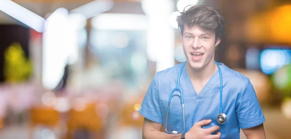 Joven Médico Vistiendo Uniforme Médico Sobre Fondo Aislado Sonriendo Riendo —  Fotos de Stock