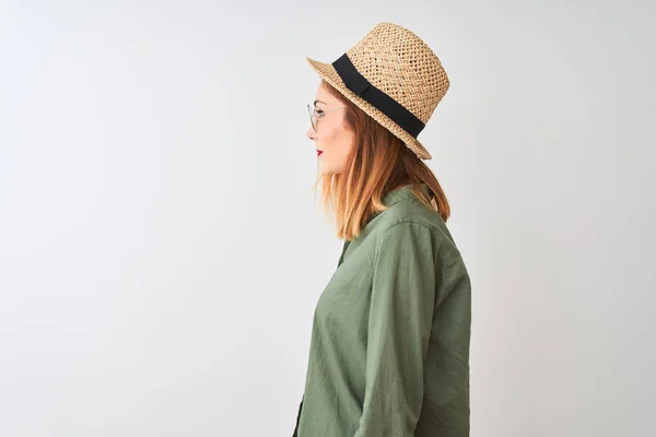 Mujer Pelirroja Con Gafas Camisa Verde Sombrero Sobre Fondo Blanco —  Fotos de Stock