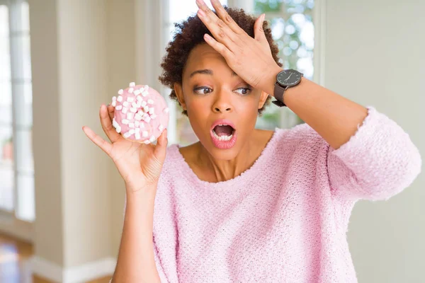 Ung Afrikansk Amerikansk Kvinna Äter Rosa Socker Marshmallows Donut Stressad — Stockfoto