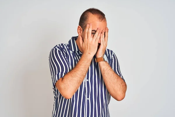 Hombre Joven Con Camisa Rayas Azules Pie Sobre Fondo Blanco —  Fotos de Stock