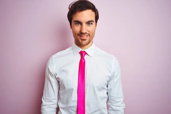 シャツとネクタイを着た若いハンサムなビジネスマンは 顔に幸せでクールな笑顔で孤立したピンクの背景の上に立っています ラッキーな人 — ストック写真