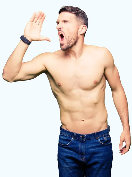 Hombre Guapo Sin Camisa Mostrando Pecho Desnudo Gritando Gritando Fuerte — Foto de Stock