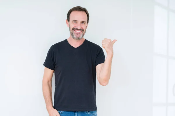 Hombre Mayor Sobre Fondo Aislado Sonriendo Con Cara Feliz Mirando — Foto de Stock