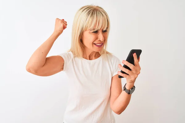 Femme Âge Moyen Utilisant Smartphone Debout Sur Fond Blanc Isolé — Photo