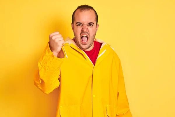노란색 비옷을 남자는 분노와 외치는 좌절과 분노를 분노와 공격적인 — 스톡 사진