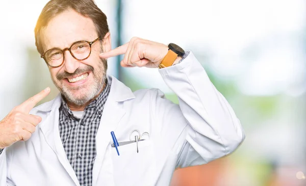 Médico Mediana Edad Con Abrigo Médico Sonriendo Confiado Mostrando Señalando — Foto de Stock