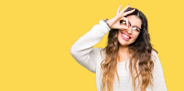 Νεαρή Όμορφη Γυναίκα Κάνει Εντάξει Χειρονομία Χέρι Χαμογελαστός Φορώντας Γυαλιά — Φωτογραφία Αρχείου