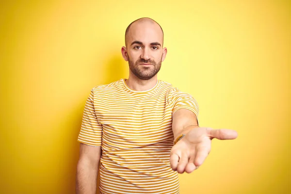 Junger Glatzköpfiger Mann Mit Bart Trägt Lässig Gestreiftes Shirt Über — Stockfoto