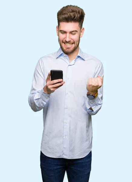 Giovane Uomo Affari Bello Utilizzando Smartphone Urlando Orgoglioso Celebrando Vittoria — Foto Stock