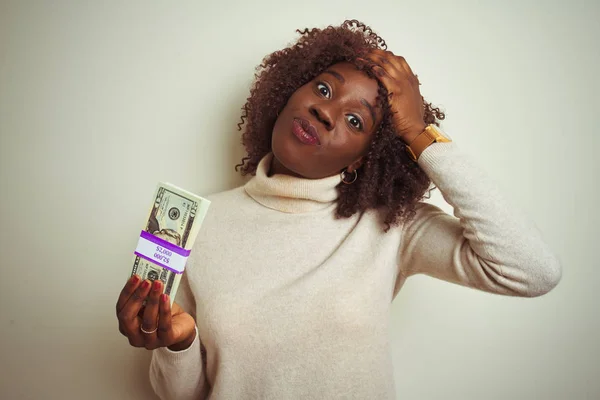 Jovem Africana Afro Mulher Segurando Dólares Sobre Fundo Branco Isolado — Fotografia de Stock