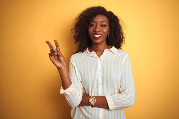 Mujer Afroamericana Con Camisa Rayas Pie Sobre Fondo Amarillo Aislado —  Fotos de Stock