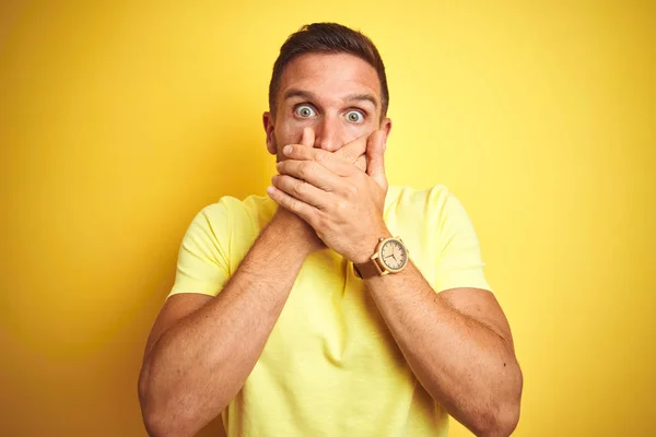 Homem Bonito Jovem Vestindo Casual Camiseta Amarela Sobre Fundo Isolado — Fotografia de Stock