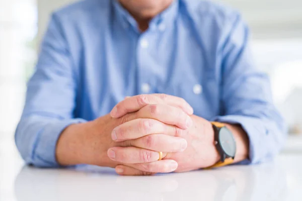 Close up van man handen met gekruiste vingers over witte tafel — Stockfoto